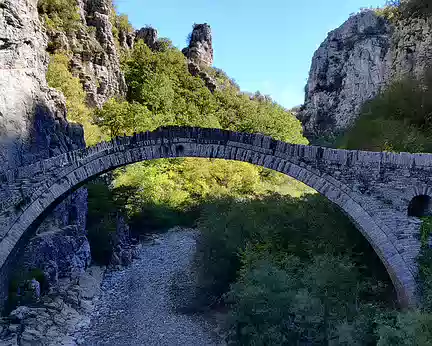 DSC00288 Pont sur riviere Vikos, aux abords de la grotte de Christos Davelis